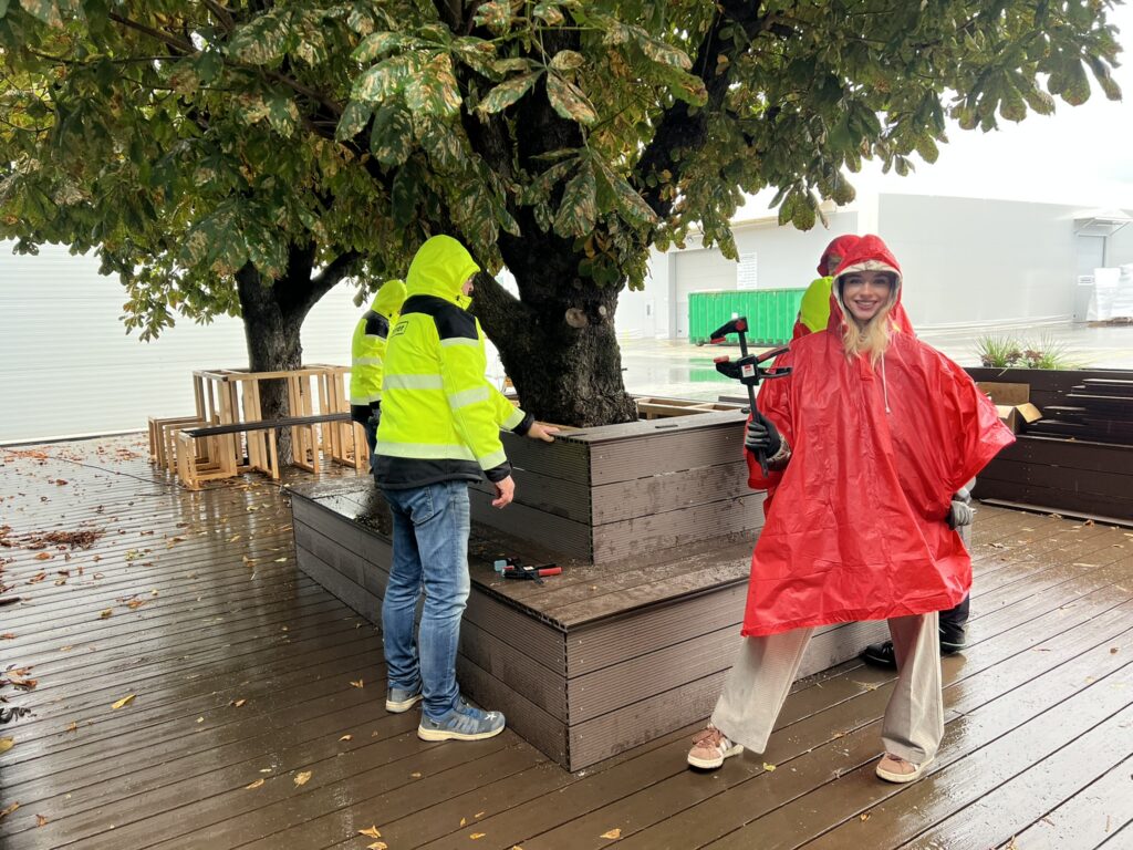 Tammer employees in the new outdoor leisure area