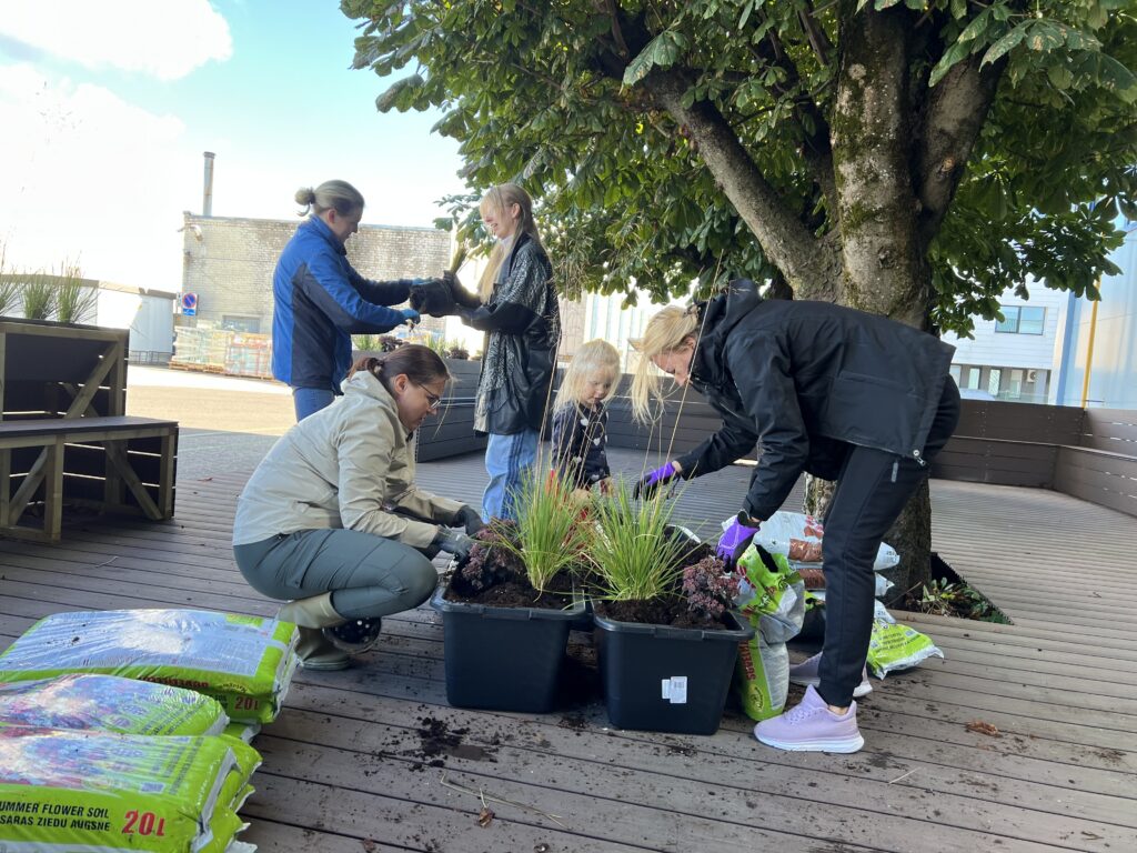 Tammer employees in the new outdoor leisure area